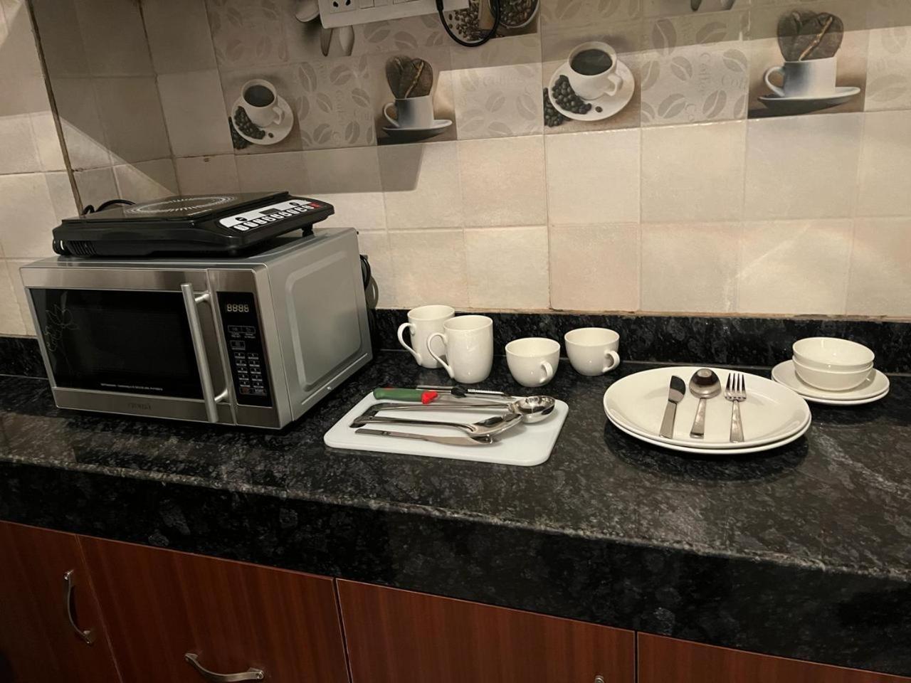 Aura Luxury Studio I Couple Friendly I Near Golf Course Road, Sector 57, Gurgaon Eksteriør bilde