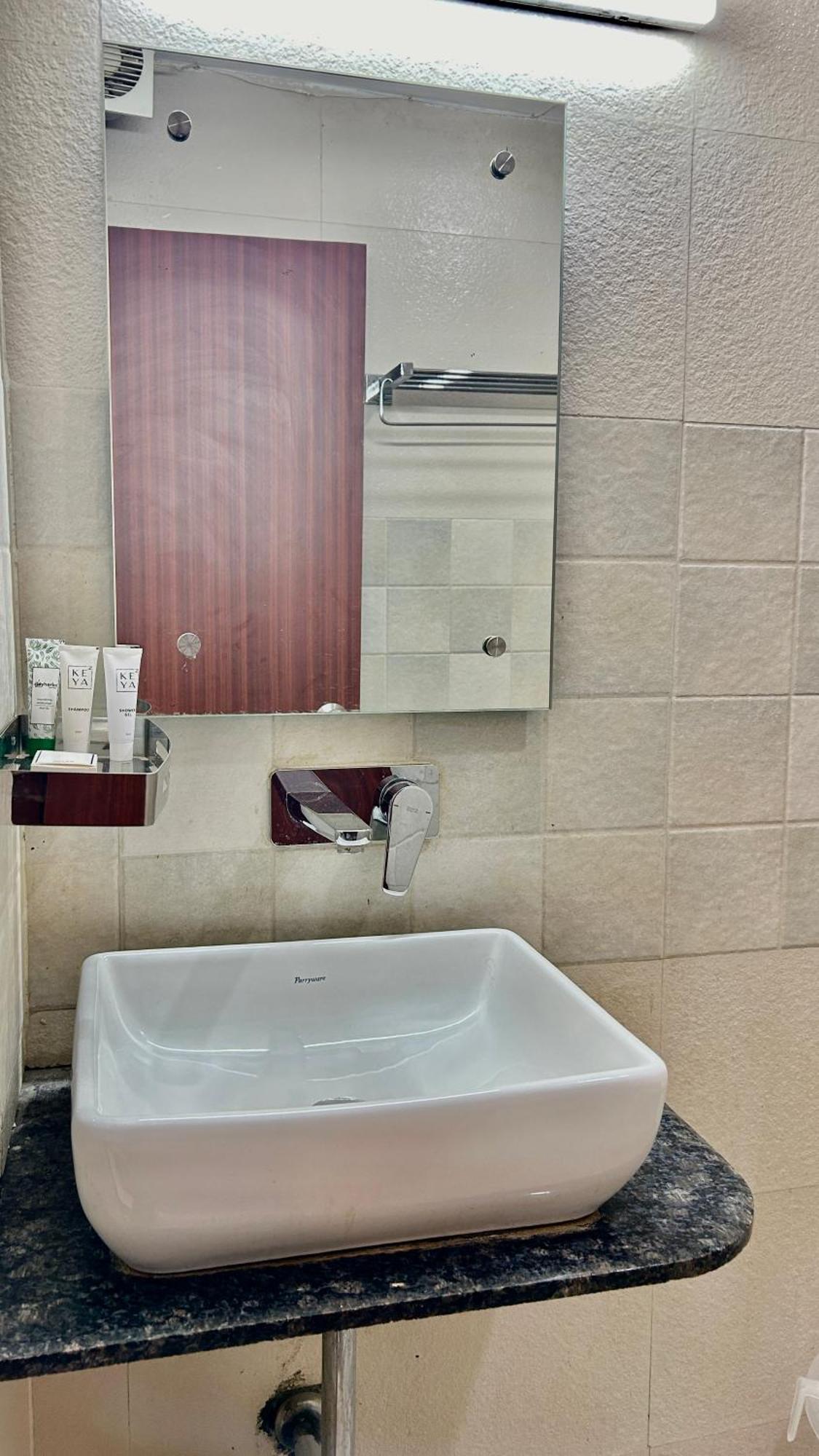 Aura Luxury Studio I Couple Friendly I Near Golf Course Road, Sector 57, Gurgaon Eksteriør bilde