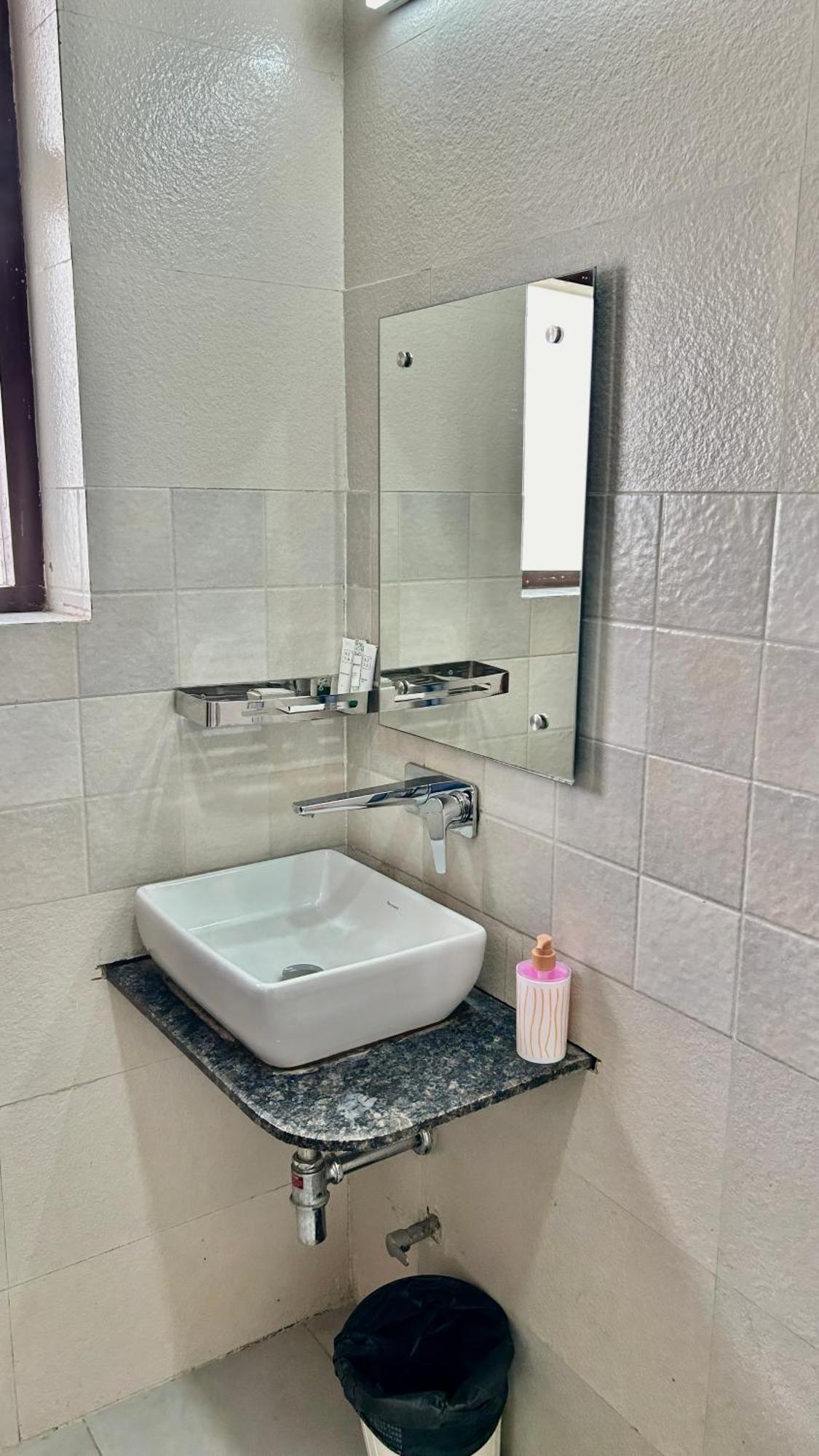 Aura Luxury Studio I Couple Friendly I Near Golf Course Road, Sector 57, Gurgaon Eksteriør bilde