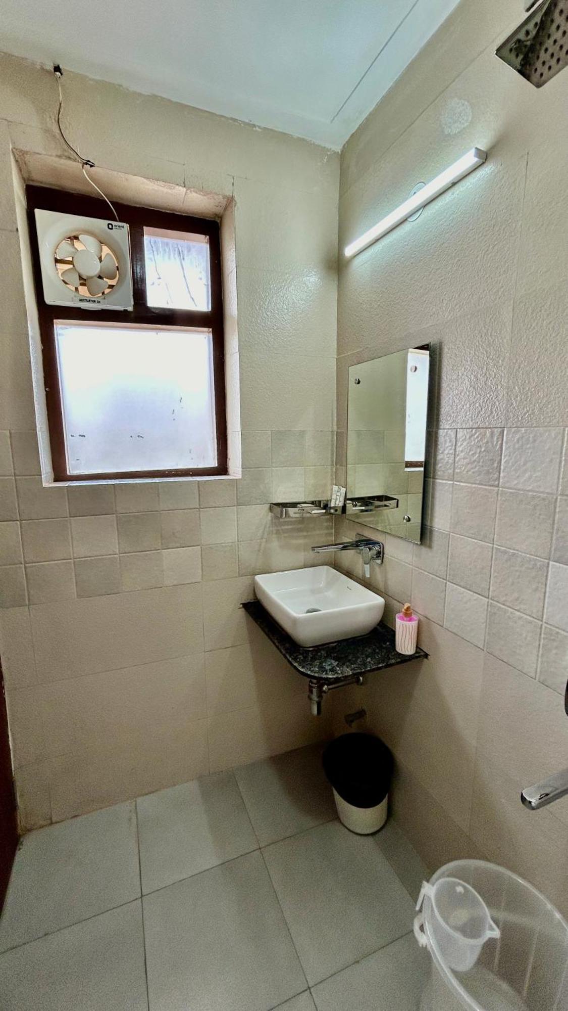 Aura Luxury Studio I Couple Friendly I Near Golf Course Road, Sector 57, Gurgaon Eksteriør bilde